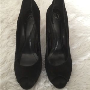 BCBG size 8 Platform peekaboo high heels